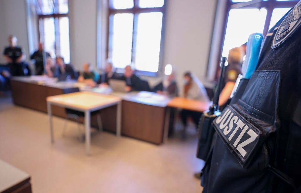 Ein Justizbeamter steht vor Prozessbeginn im Gerichtssaal am Landgericht.