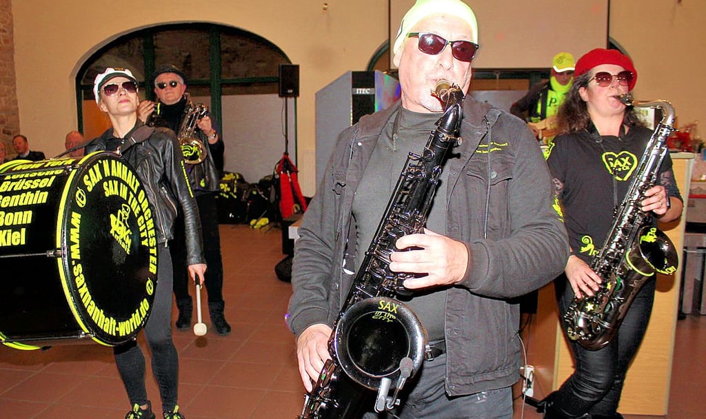 Die Musiker vom Sax'n'Anhalt-Orchester brachten mit ihren musikalischen Einlagen karibisches Flair und Schwung in das Bürgerhaus in Wellen.