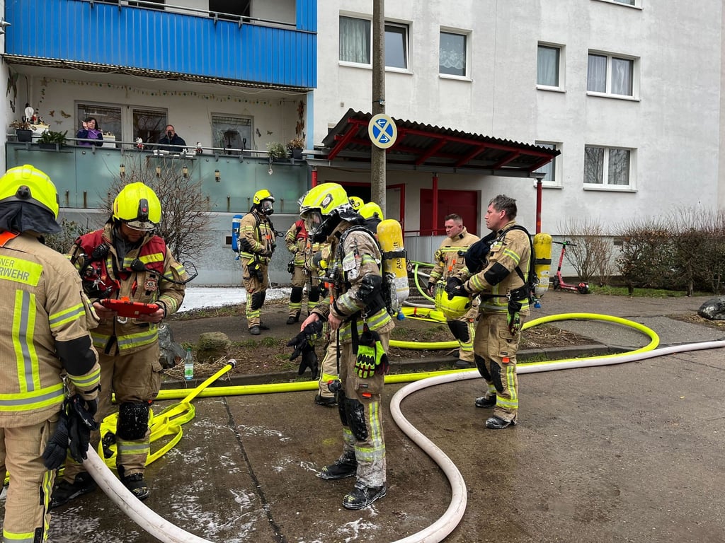 Ein Feuer in einem elfgeschossigen Hochhaus in Berlin-Hellersdorf hat am Samstag die Feuerwehr auf den Plan gerufen.