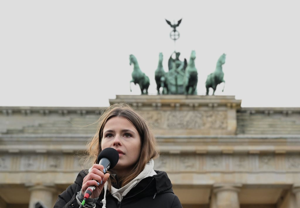 Luisa Neubauer spricht während einer Demonstration.
