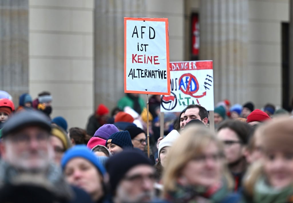 Teilnehmende einer Demonstration gegen Rechts haben sich mit einem Plakat „AfD ist keine Alternative“ versammelt.