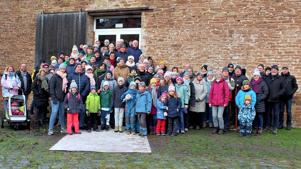 Wegen des aufgeweichten Bodens vor der Treppe wurde für die Wanderfreunde ein weißer Teppich ausgelegt.