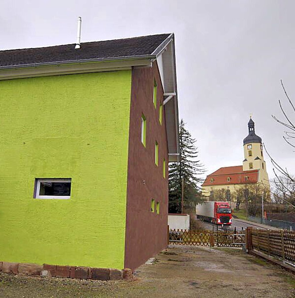 Auch außen markant: Die grüne Fassade des Wohnhauses nahe der Kirche.