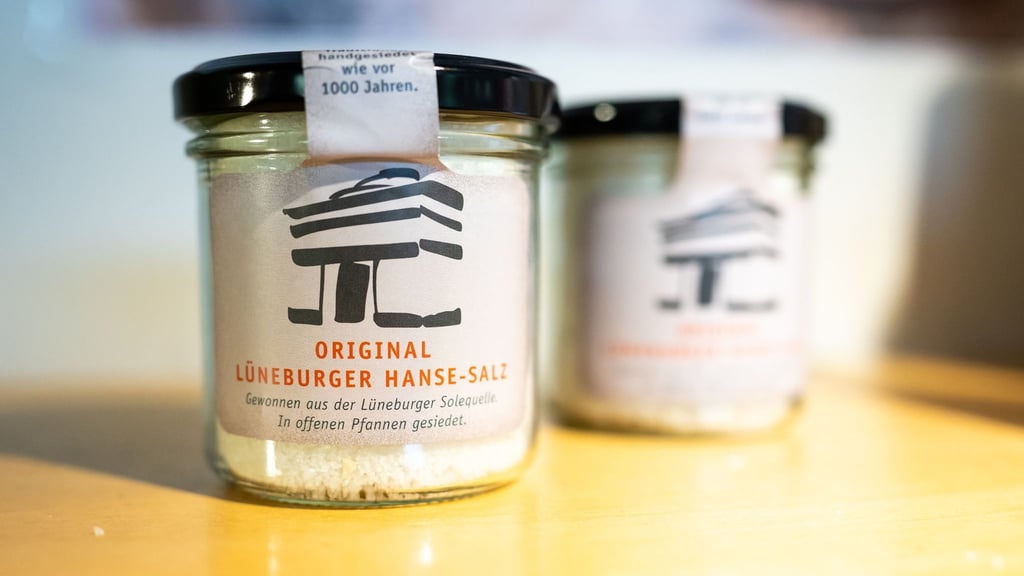 „Original Lüneburger Hanse-Salz“ steht auf einem Glas im Deutschen Salzmusum.