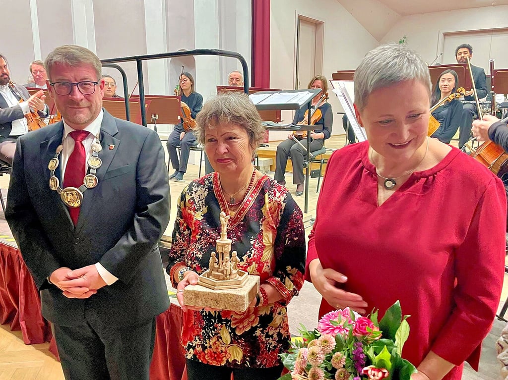 Mit einem Rathauspreis wurde Christa Beyer (Mitte) ausgezeichnet. Den übergaben Oberbürgermeister Bert Knoblauch und Stadtratsvorsitzende Cornelia Ribbentrop.