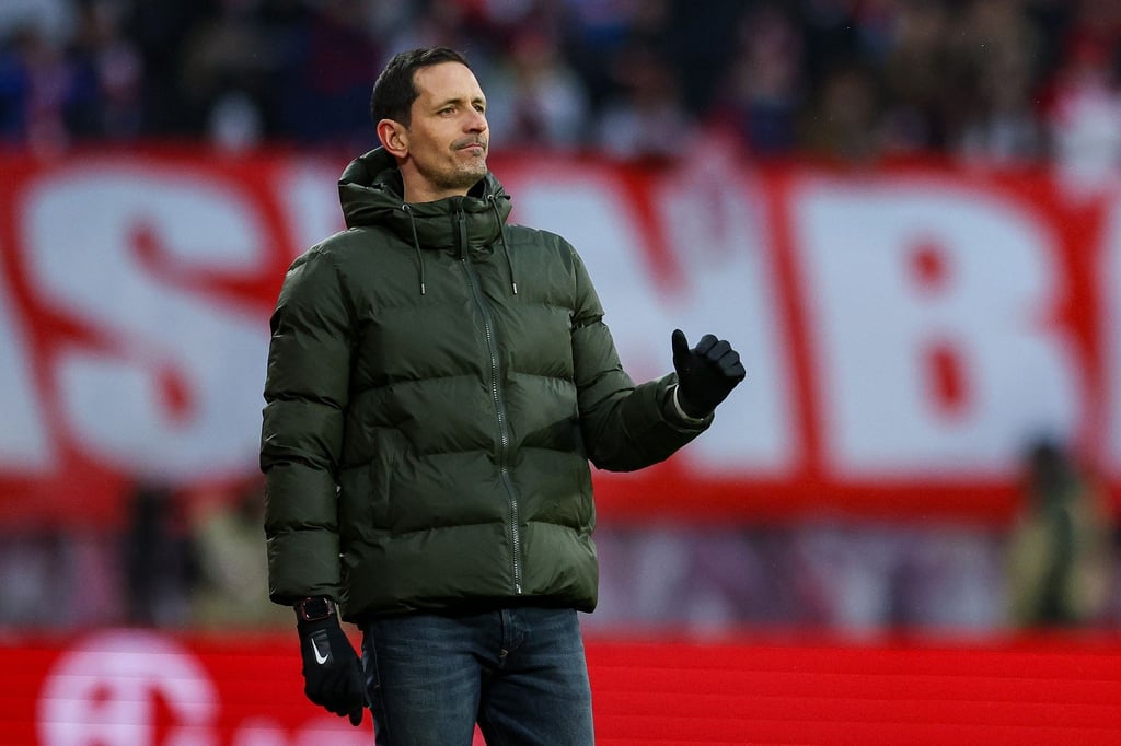 Frankfurts Trainer Dino Toppmöller gestikuliert an der Seitenlinie.