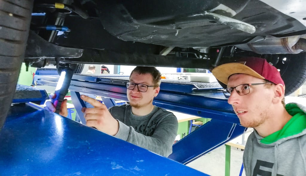 In der Berufsschule Zeitz fand die Prüfung für Kfz Mechatroniker statt: Prüfer Sebastian Müller und Steven Voigt