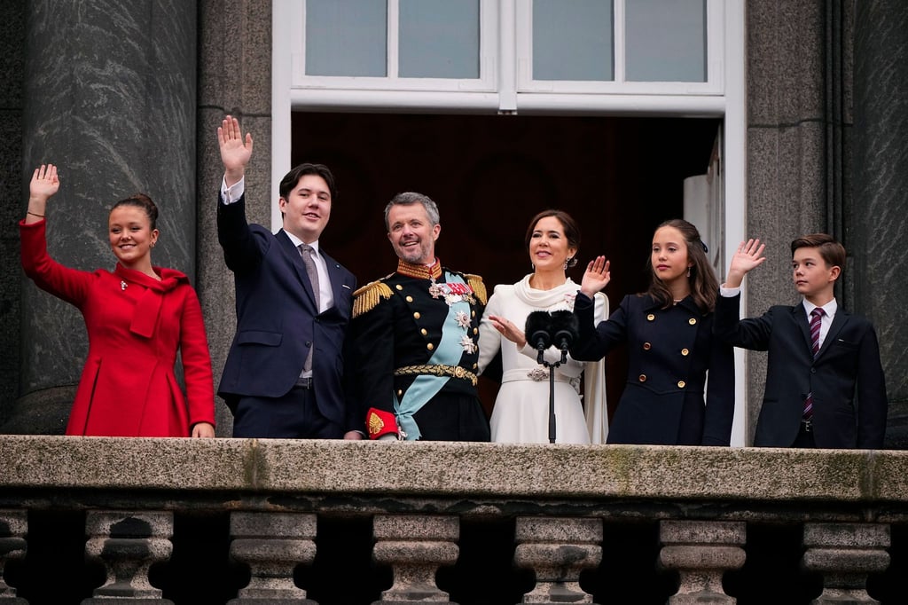 Dänemarks König Frederik X. und Königin Mary sowie ihre Kinder Prinzessin Josephine (l-r), Kronprinz Christian, Prinzessin Isabella und Prinz Vincent winken nach der Proklamation im Schloss Christiansborg.