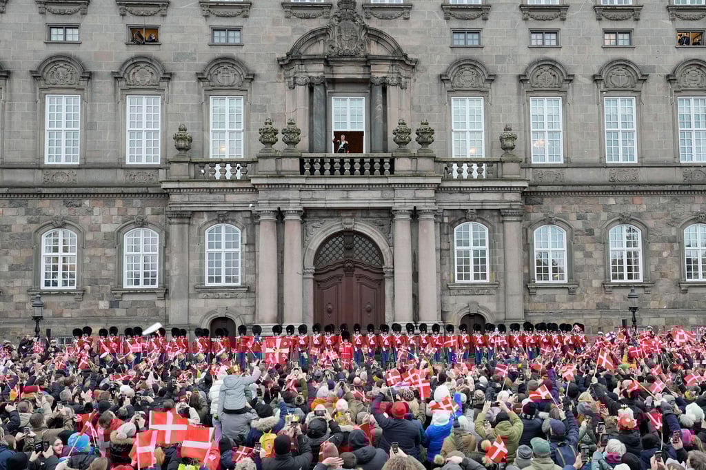 Dänemarks König Frederik X. winkt vom Balkon des Schlosses Christiansborg.