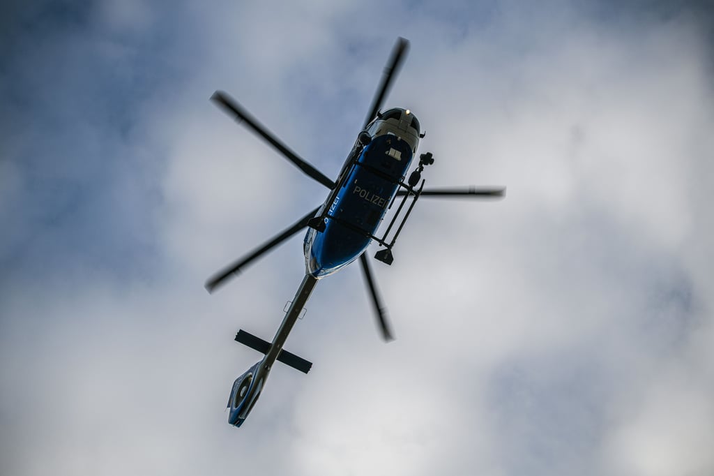 Mithilfe eines Hubschraubers suchte die Polizei in Tangerhütte nach zwei Dieben.