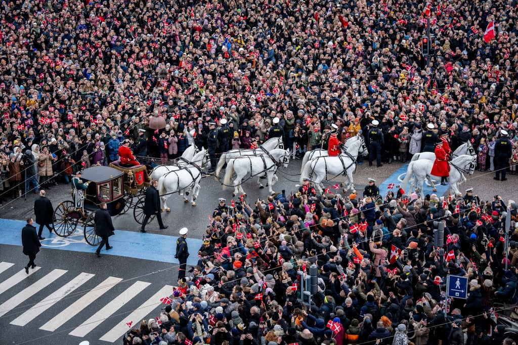 Dänemarks Königin Margrethe II. auf dem Weg zum Schloss Christiansborg.