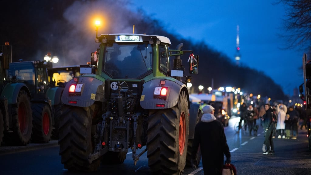 Ein Traktor fährt vor der angekündigten Großdemonstration des Deutschen Bauernverbandes am Brandenburger Tor auf der Straße des 17. Juni.