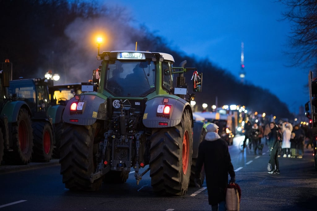 Ein Traktor fährt vor der angekündigten Großdemonstration des Deutschen Bauernverbandes am Brandenburger Tor auf der Straße des 17. Juni.