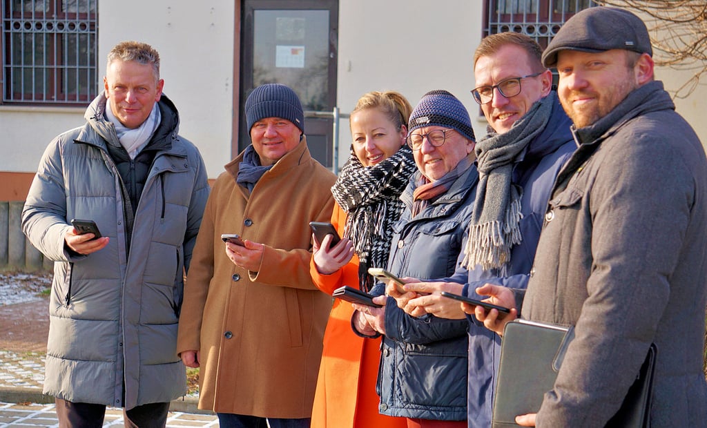 Bei ihnen funktioniert es bereits: Stadtratsvorsitzender Mario Schulze, CDU-Grüne-Fraktionsvorsitzender Torsten Kaltofen, Bürgermeisterin Steffi Syska, UB-Fraktionsvorsitzender Reinhard Kahsche, Michael Stelzl von Union Sandersdorf und Sandersdorf-Brehnas IT-Verantwortlicher Robert Steinmetz testen die neuen Möglichkeiten.
