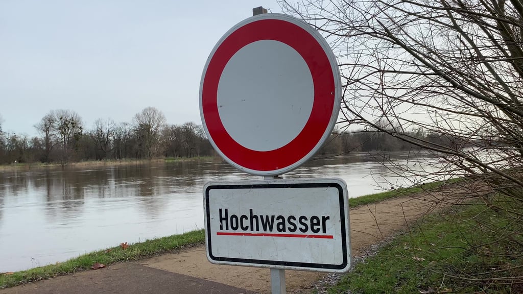 Ein Hochwasser-Schild in Magdeburg am Klosterbergegarten.