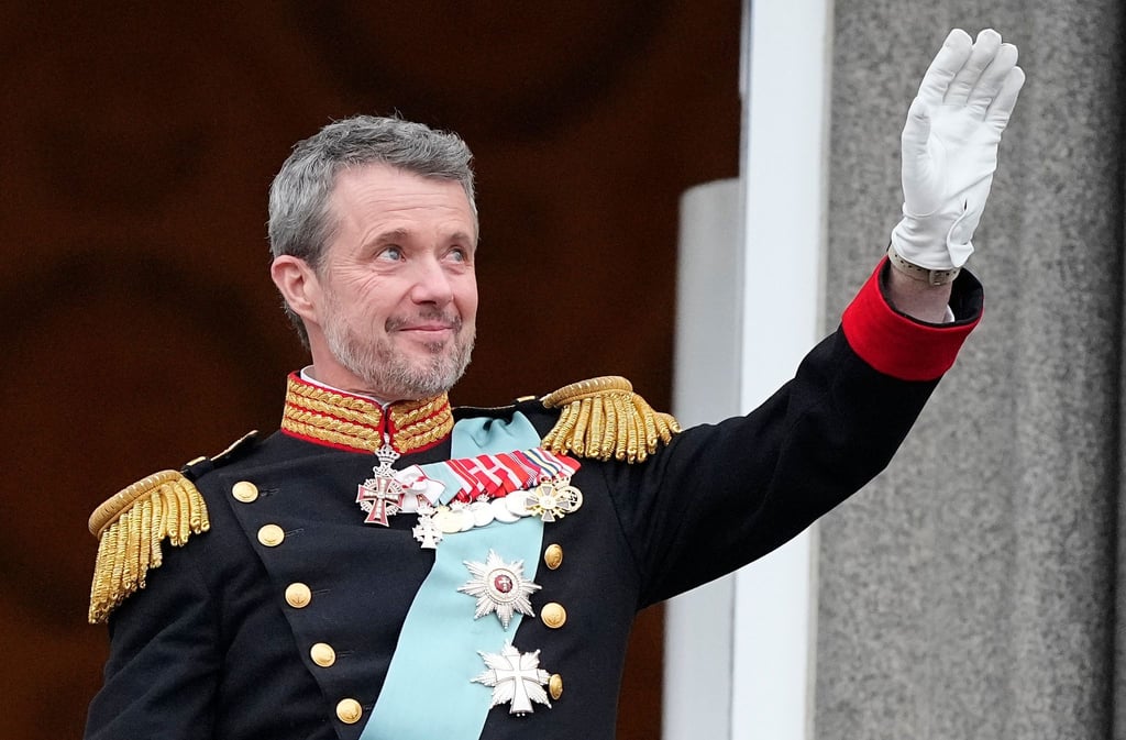 Dänemarks König Frederik X. winkt vom Balkon des Schlosses Christiansborg. Der bisherige Kronprinz Frederik ist nach der Abdankung seiner Mutter Königin Margrethe II. zum neuen König von Dänemark ausgerufen worden.