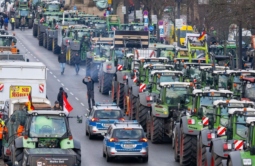 Zahlreiche Traktoren, Lastwagen und Autos stehen auf der Straße des 17. Juni.