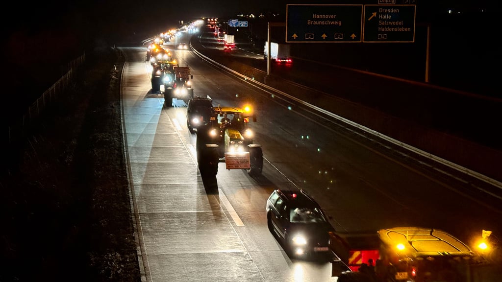Bauern machen sich auf der Autobahn A2 auf den Weg zur Großdemonstration der Landwirte am Brandenburger Tor in Berlin. Es kommt zu massiven Verkehrseinschränkungen. Foto: