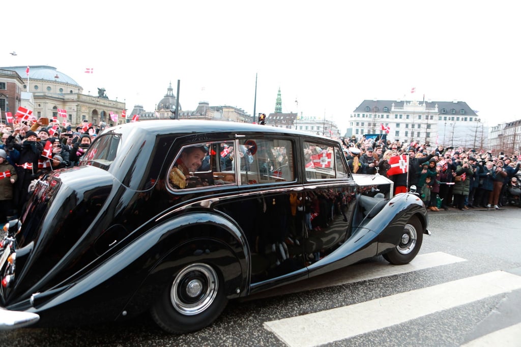 Kronprinz Frederik im Auto „Krone 1“ begrüßt während der Fahrt von Schloss Amalienborg zum Schloss Christiansborg Bürgerinnen und Bürger.