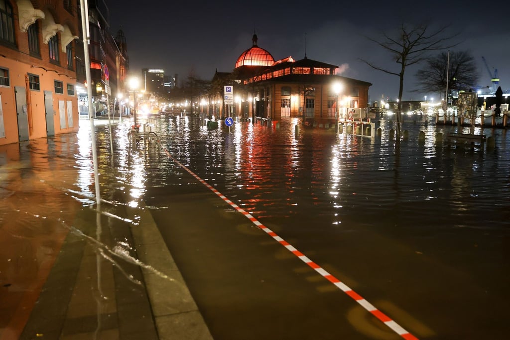 Das Wasser der Elbe wird bei einer Sturmflut auf die Große Elbstraße am Hamburger Fischmarkt gedrückt.