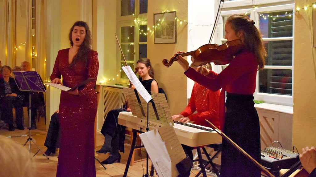 Die italienische Sängerin Alessia Schumacher begeisterte mit ihrer ausdrucksvollen Stimme das Publikum im Seggerder Schloss. Gemeinsam mit Aisel Kapun, Violine, Narine Bremer, Violine, Maria Jadziewicz, Viola, Marcel Körner, Violoncello, und Claudia Körner, Cembalo, Klavier, erfreute sie die Zuhörer mit einem abwechslungsreichen Programm. Der Beifall wollte gar nicht enden und das ganz kurzfristig entstandene Ensemble konnte erst nach einer Zugabe gehen.