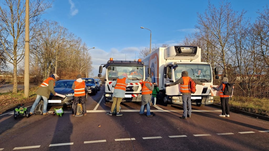 Die Paracelsusstraße in Halle (Saale) war am Montagmorgen von der Letzten Generation blockiert worden.
