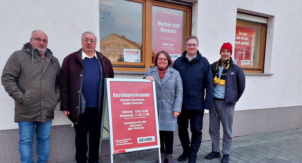 Manch Linker lässt sich trotz der BSW-Gründung nicht das Lächeln vom Gesicht nehmen: Die Linkenpolitiker Mathias Baum, Jörg Freiwald, Kerstin Eisenreich, Ralph Lenkert und Eric Stehr (v.l.n.r.) trafen sich vorige Woche im Kreisbüro der Linken in Weißenfels.