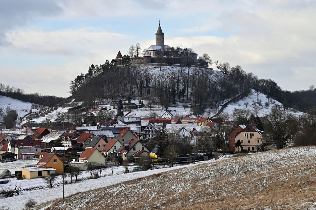 Ein wenig Schnee liegt in Seitenroda und auf der Leuchtenburg.