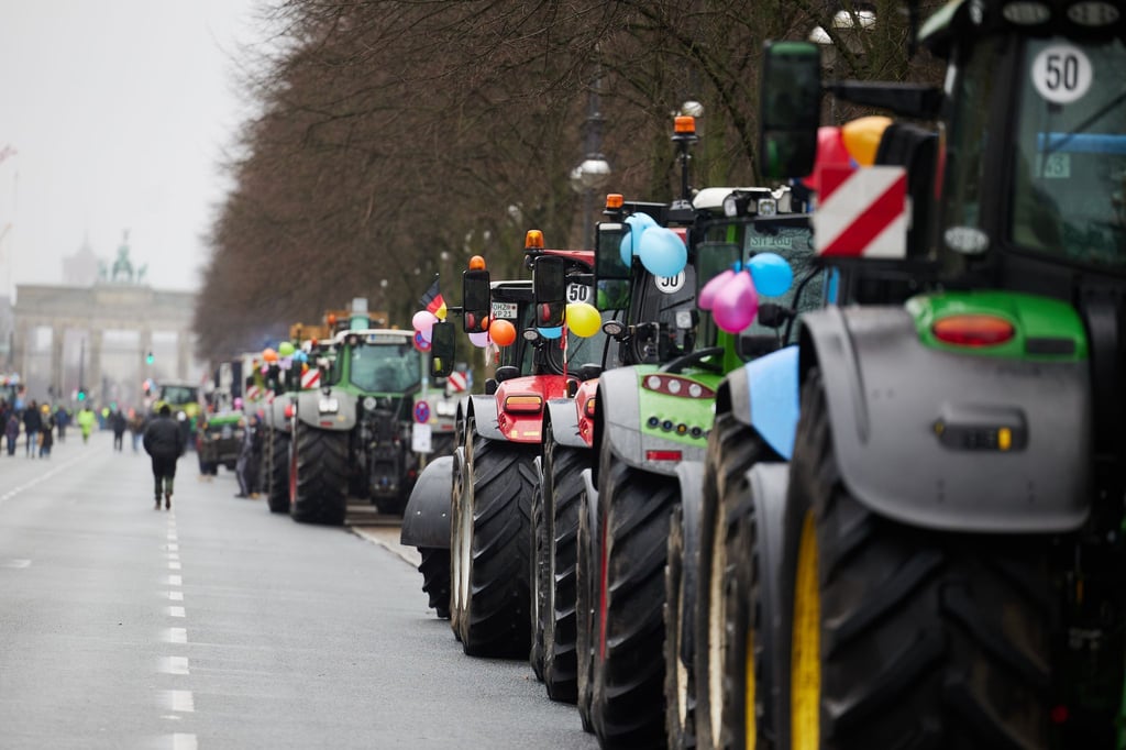 Landwirte stehen am Samstag mit ihren Traktoren in Berlin. Am Montag soll es eine Großdemo geben.