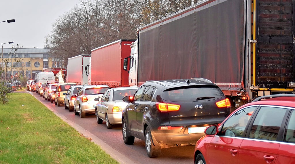 Ein klassisches Bild: Wenn auf der Autobahn 2 mal wieder nichts geht, staut sich der Umleitungsverkehr auf der B 1 im Stadtgebiet von Magdeburg.