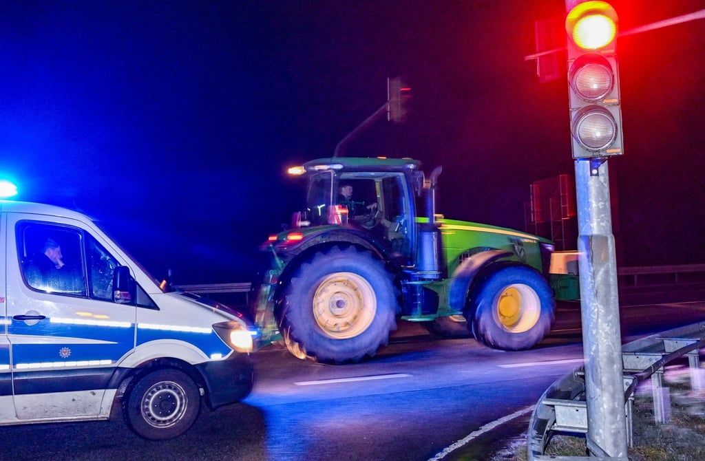 Ein Landwirt ist am frühen Morgen mit seinem Traktor auf der Bundesstraße 5 unterwegs in Richtung Berlin.