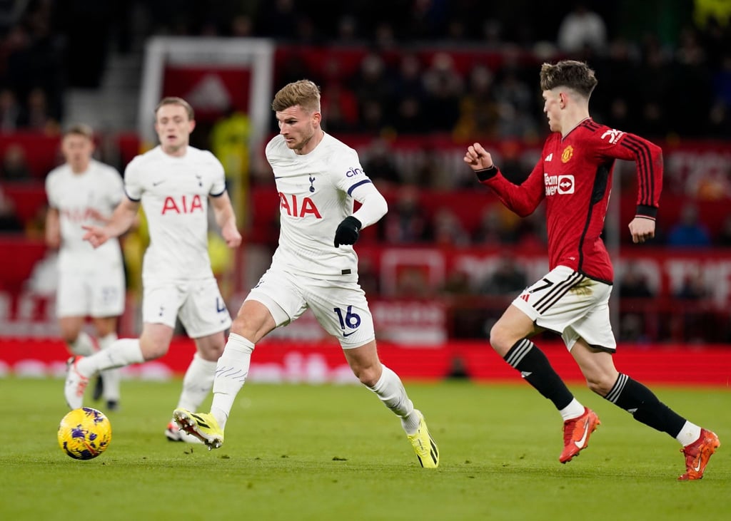 Timo Werner (l) von Tottenham und Alejandro Garnacho von Manchester United in Aktion.