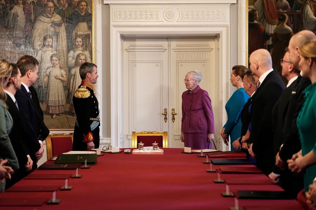 Königin Margrethe II. von Dänemark überlässt ihrem Sohn, dem dänischen König Frederik X., den Platz am Kopf des Tisches.