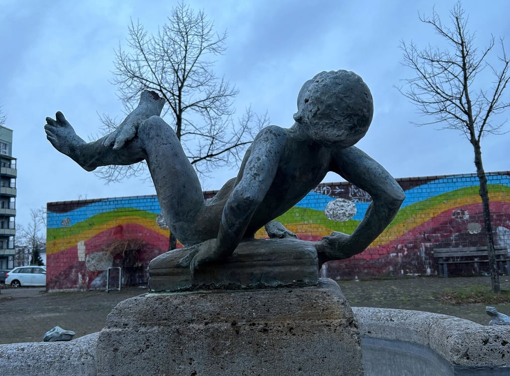 Die Skulptur "Spielende Kinder" wurde bestohlen. Übrig ist am Magdeburger Bruno-Taut-Ring nur ein Teil der Bronzefigur.