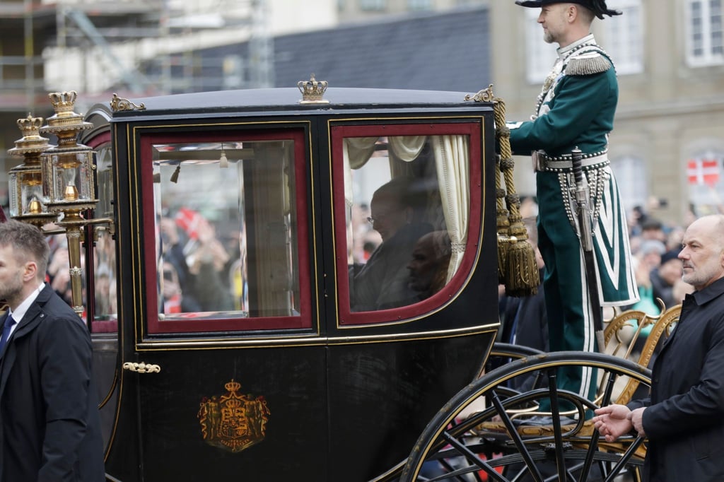 Königin Margrethe II. von Dänemark wird in einer goldenen Kutsche vom Schloss Amalienborg zum Schloss Christiansborg eskortiert.