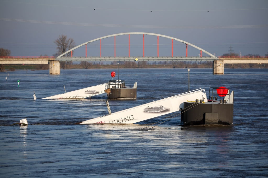 Die Anleger für Flusskreuzfahrten in Torgau schwimmen im Hochwasser der Elbe.