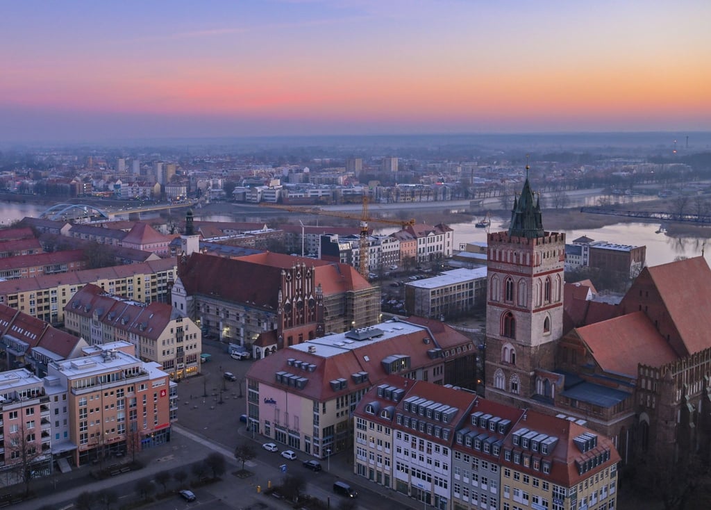 Blick aus einem Hochhaus auf das Stadtzentrum mit der Marienkirche (r) dem Rathaus (M) und der Stadtbrücke (l) über deutsch-polnischen Grenzfluss Oder.