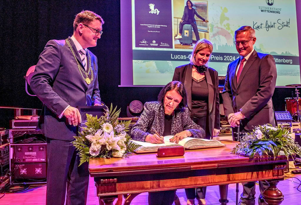 Oberbürgermeister Torsten Zugehör, Cranach-Preisträgerin Roswitha Porwol, Stadtratsvorsitzende Franziska Buse und Bürgermeister André Seidig