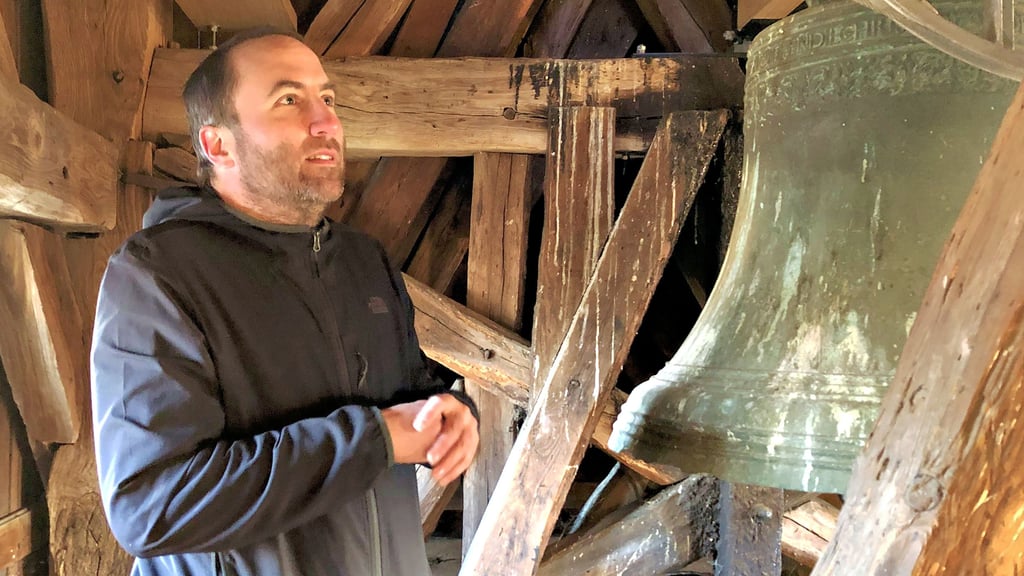 Kornelius Werner, Glockensachverständiger der Anhaltischen Landeskirche, begutachtet die sanierten Glocken in der Kirche Sollnitz. Die insgesamt drei Glocken sind auch mit einer Läutetechnik versehen worden.