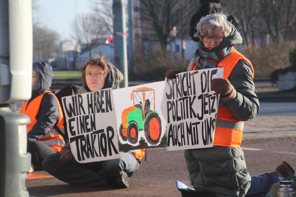 Blockade durch Klimaschützer in Halle: Die Letzte Generation hat in Halle am Montagmorgen die Paracelsusstraße in Höhe vom Dessauer Platz lahmgelegt. Foto: