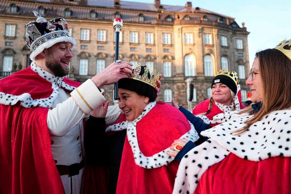 Vor dem Schloss Christiansborg warten Royal-Fans als König und Königin gekleidet auf die Proklamation des neuen Königs von Dänemark.