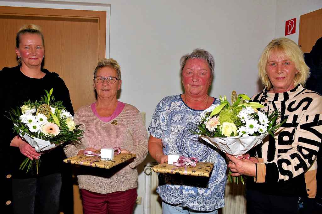Die Vorsitzende des Kultur- und Heimatvereins Groß Börnecke, Marina Feldheim (2.v.r.), und Ilona Klann (2.v.l.) wurden für ihre langjährige Mitgliedschaft im Verein von der Schatzmeisterin Eileen Stanik (l.) und Birgit Großeheilmann, Mitglied der Frauentanzgruppe „Die Kugelblitze", ausgezeichnet.