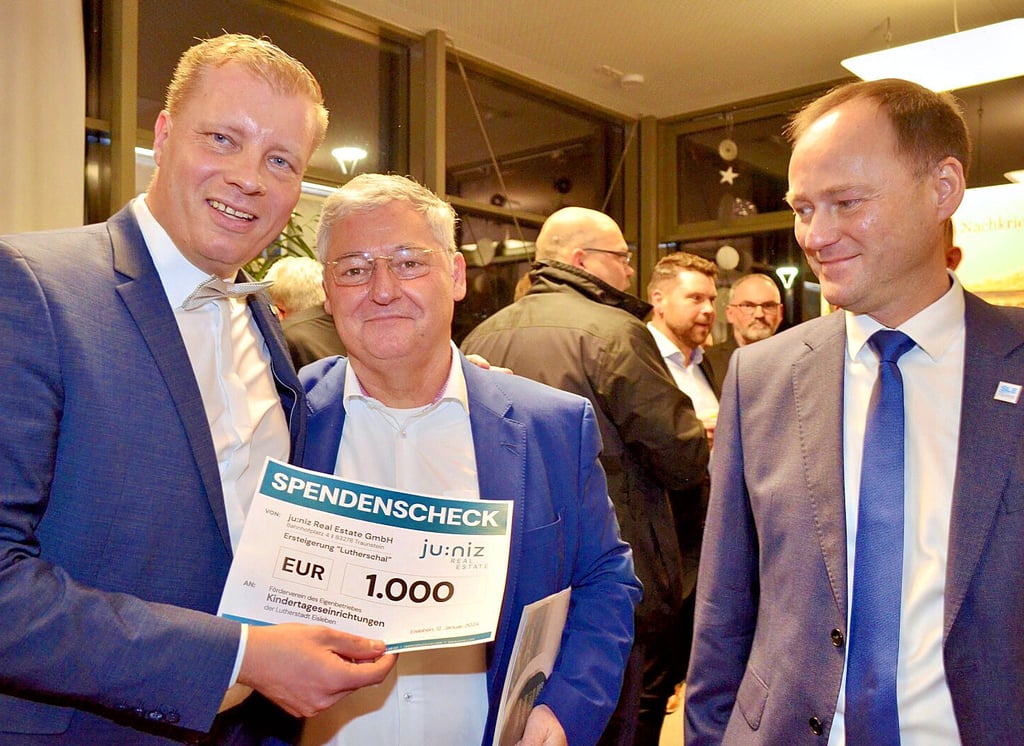 Der Bürgermeister der Lutherstadt Eisleben, Carsten Staub (parteilos, li.) und der Geschäftsführer der Stadtwerke Eisleben, Ronny Strebe (re.), freuten sich über die große Spende von Stephan Rudolph vom Unternehmen „ju:niz Teal Estate GmbH“ für die Versteigerung des Lutherschals.