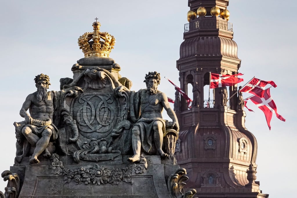 Dänische Flaggen wehen am Schloss Christiansborg. Vom Balkon des Schlosses wird Frederik X. am Nachmittag zum König proklamiert.