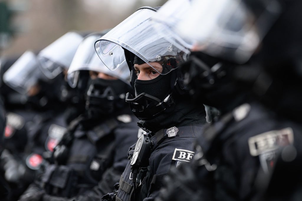 Einsatzkräfte der Polizei stehen bei einer Demonstration des "Göttinger Bündnisses gegen Rechts".