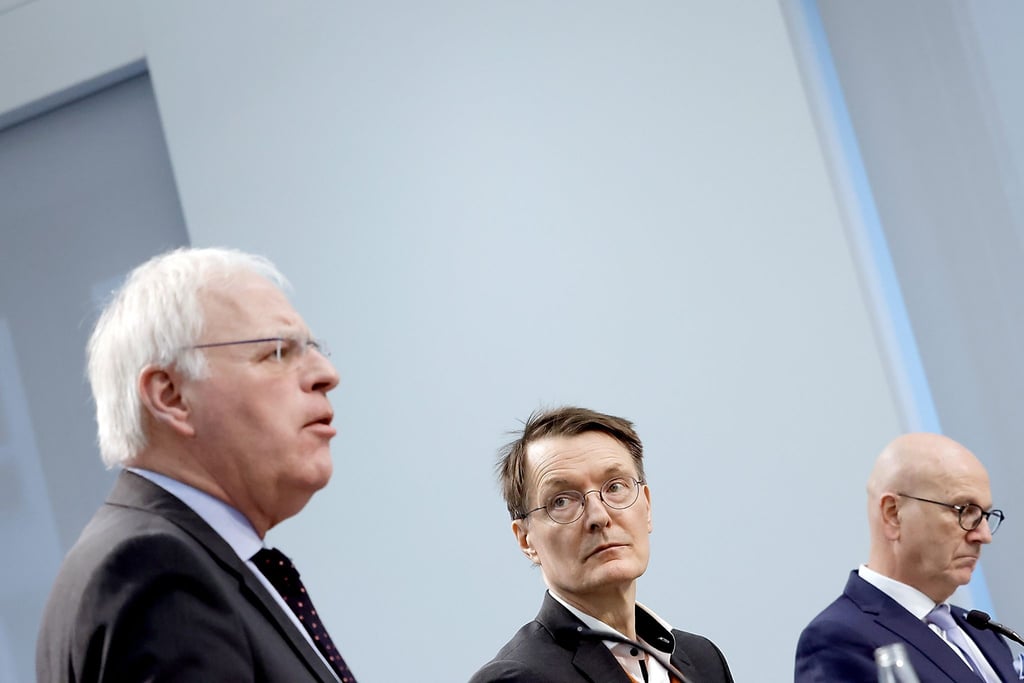 Laut Reinhard Sager (l.), Präsident des Landkreistages, reichen Karl Lauterbachs Pläne gegen die Klinikinsolvenzen nicht aus.