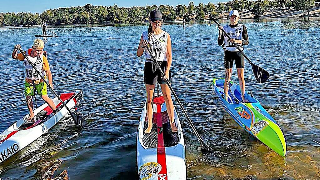 Jakob Franz (von links), Johanna Frenz und Stella Cioch sind erfolgreiche SUP-Paddler am Arendsee und bei Meisterschaften.