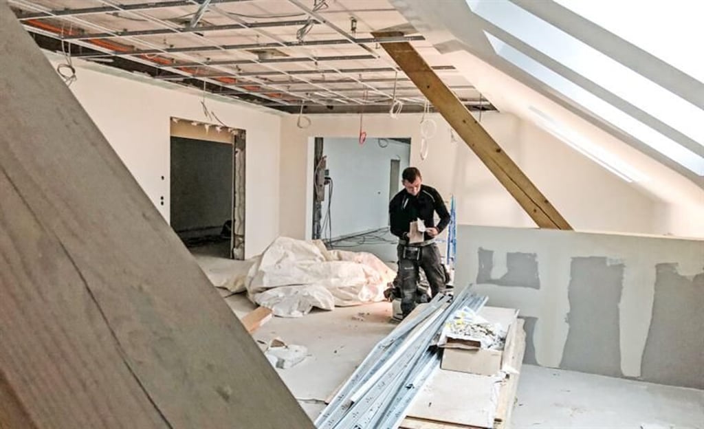 Sebastian Tenbruck von der Firma Quadrabau Magdeburg bei Trockenbauarbeiten im Dachgeschoss der Quedlinburger Bosseschule, wo ebenfalls Unterrichtsräume entstehen.