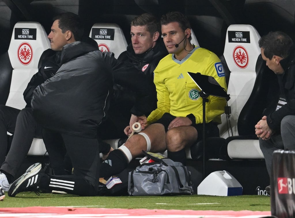 Schiedsrichter Felix Brych hofft nach seinem Kreuzbandriss auf eine Rückkehr im Profifußball.