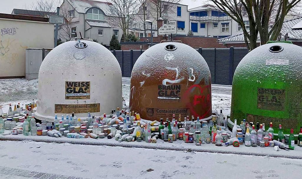 So sieht es derzeit vor vielen Glascontainern aus.